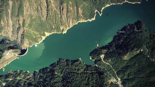 德基水庫於1969年12月8日開工興建，1973年6月26日達到首期發電初步需求，1973年12月水庫開始蓄水，1974年9月全部完成。&nbsp;
&nbsp;