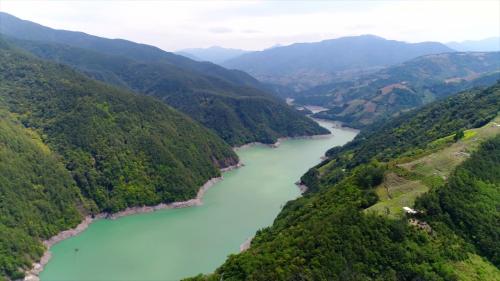 德基水庫於1969年12月8日開工興建，1973年6月26日達到首期發電初步需求，1973年12月水庫開始蓄水，1974年9月全部完成。&nbsp;
&nbsp;