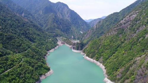 德基水庫於1969年12月8日開工興建，1973年6月26日達到首期發電初步需求，1973年12月水庫開始蓄水，1974年9月全部完成。&nbsp;
&nbsp;