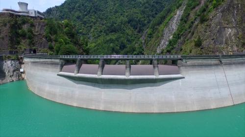 德基水庫於1969年12月8日開工興建，1973年6月26日達到首期發電初步需求，1973年12月水庫開始蓄水，1974年9月全部完成。&nbsp;
&nbsp;