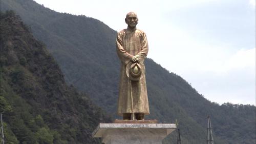 德基電廠內的蔣公銅像建於1976年，由當時台電員工集資興建，屬於全身像、右手拿帽樣式。
&nbsp;