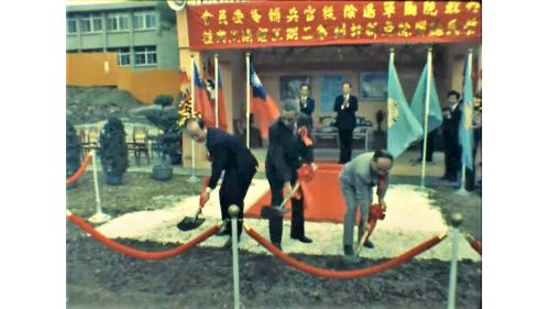 &nbsp;台北榮總醫院更新第二期工程於1984年1月29日舉行動工典禮，由退輔會主任委員鄭為元上將主持,並特別邀請三位三軍退伍榮民代表，參加開工儀式，盛況空前！
&nbsp;