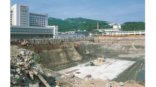 &nbsp;開挖前的安全措施，首先在四周以497支直徑1公尺、長22.5公尺的鋼筋混凝土長柱，排樁密集圍繞，並施以總長13,370公尺的貝拉式預力地錨。