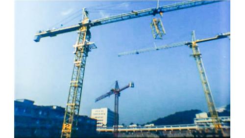 &nbsp;為建造此鋼骨結構醫院，榮工處添購2部550噸的最大塔式吊車，另加400噸及300噸塔式吊車加入施工。