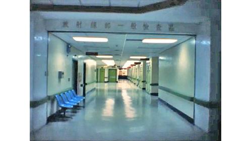 &nbsp;地上一層至地上四層配置癌症治療中心、訪客及員工餐廳、急診部、放射線部、檢驗部、加護病房、恢復室、供應中心、復建室、藥局、開刀房及行政部門等單位。