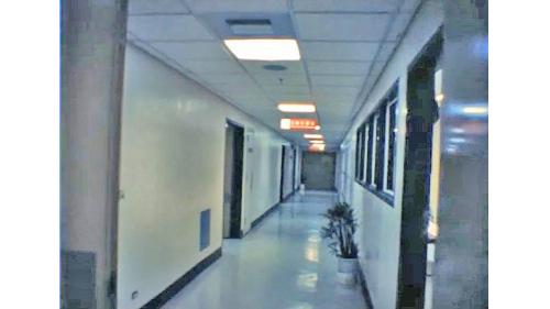 &nbsp;地上一層至地上四層配置癌症治療中心、訪客及員工餐廳、急診部、放射線部、檢驗部、加護病房、恢復室、供應中心、復建室、藥局、開刀房及行政部門等單位。