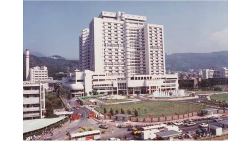 &nbsp;中正樓於1989年10月落成，為地下3層地上24層的大樓，總高122.5公尺，共可容納病床1824床。