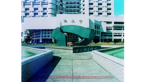 &nbsp;榮工處特別敦請名雕塑家朱銘先生，雕製太極系列大型青銅健康之門，增置於大樓正前方的景觀中，以永恆的藝術，陪襯著這永恆的建築，為大樓增色不少尤具意義。