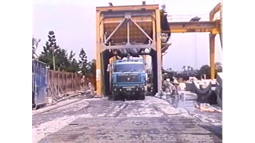 集土坑貯土經由出土設備裝入密封卡車，經過高壓清洗機澈底清洗後，再運送至棄土場運棄。
&nbsp;