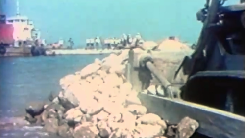 &nbsp;         沉箱定位加水下沉後，使用推土機將拋石堤外推，繼續拋石前進。