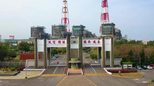 &nbsp;興達火力發電廠第一廠區裝置總容量210萬瓩；第二廠區裝置總容量220萬瓩，兩個廠區裝置總容量約為430萬瓩，僅次於台中發電廠578萬瓩，與大潭發電廠498.42萬瓩，為全台第三大火力發電廠。