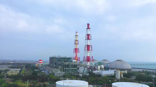 &nbsp;興達火力發電廠位於台灣高雄市，隸屬於台灣電力公司，廠區面積135公頃，儲煤場面積23公頃，以煤炭為燃料，裝機容量432.595萬千瓦，北臨興達漁港，南鄰永安溼地，位於興達港內海區域。