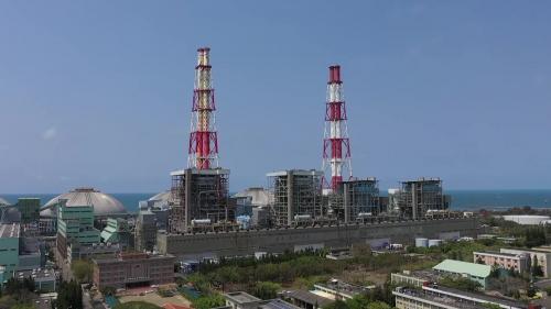 &nbsp;興達火力發電廠是全台第三大火力發電廠，位於台灣高雄市，隸屬於台灣電力公司，廠區面積135公頃，儲煤場面積23公頃，以煤炭為燃料，裝機容量432.595萬千瓦，北臨興達漁港，南鄰永安溼地，位於興達港內海區域。