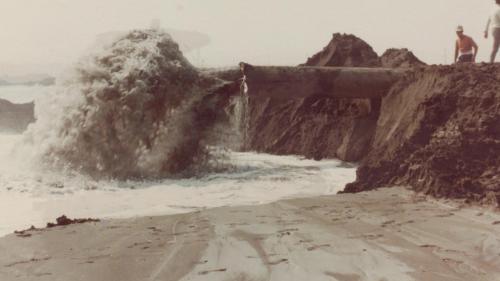 &nbsp;1978年8月榮工處承建興達火力發電廠工程，為填築廠房用地及浚深海岸，使用排砂管向海中抽砂，並將砂石用以填築廠房用地，以鏟土機及推土機進行整地，機組的大型零件陸續由高雄港運至廠區。