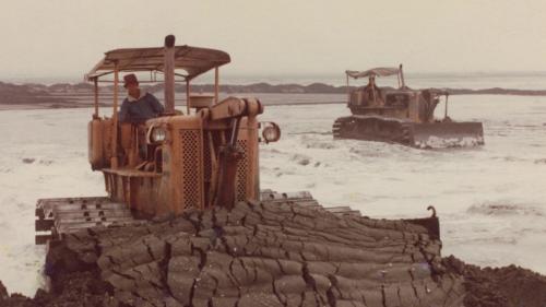 &nbsp;1978年8月榮工處承建興達火力發電廠工程，為填築廠房用地及浚深海岸，使用排砂管向海中抽砂，並將砂石用以填築廠房用地，以鏟土機及推土機進行整地，機組的大型零件陸續由高雄港運至廠區