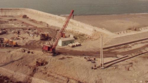 &nbsp;1978年8月榮工處承建興達火力發電廠工程，為填築廠房用地及浚深海岸，使用排砂管向海中抽砂，並將砂石用以填築廠房用地，以鏟土機及推土機進行整地，機組的大型零件陸續由高雄港運至廠區