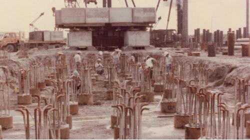 &nbsp;1978年8月榮工處承建興達火力發電廠工程，為填築廠房用地及浚深海岸，使用排砂管向海中抽砂，並將砂石用以填築廠房用地，以鏟土機及推土機進行整地，機組的大型零件陸續由高雄港運至廠區