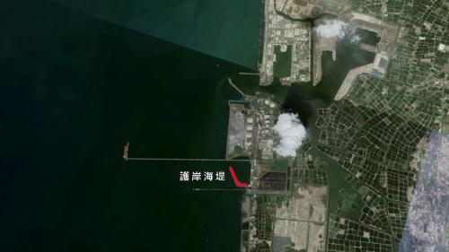 &nbsp;為穩固海岸，榮工弟兄們先在海岸處抛築大量咾咕石，再建立圍堤。