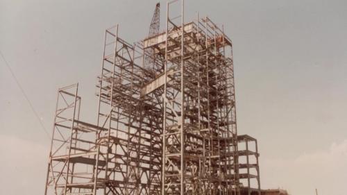 1980年榮工處進行煙囪塔及機組鋼架吊裝。