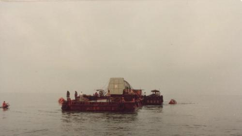 &nbsp;興達火力發電廠機組的大型零件，也不停地透過平底駁船從臨時碼頭搶灘上岸。