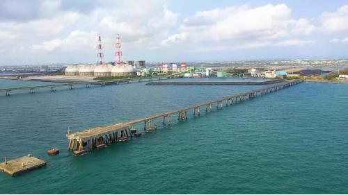 &nbsp;1982年完成卸煤碼頭與外海棧橋，由於興達發電廠初期土地面積有限，露天煤場面積較小，機組使用的煤炭進口後，主要儲存於大林發電廠，部份則透過轉運碼頭，運送至興達發電廠。