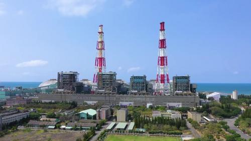 &nbsp;廠內裝設燃煤機組四部，1982年9月興達電廠一號機組正式商轉，1983年二號機組併聯商轉，此二機組裝置容量均為50萬瓩。