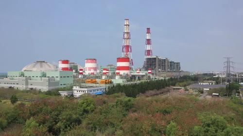 &nbsp;1982年9月興達電廠一號機組正式商轉，1983年二號機組併聯商轉，此二機組裝置容量均為50萬瓩，1985年6月三號機組併聯商轉，1986年4月四號機組併聯商轉，此二機組裝置容量均為55萬瓩，四部機組總裝置容量達210萬瓩。