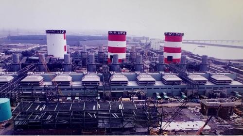 &nbsp;1997年之後興達電廠增設五座燃氣複循環機組，裝置總容量為220萬瓩，主要燃料與先前4部機組不同為天然氣，皆由榮工處承建的永安天然氣接收站供應至此。