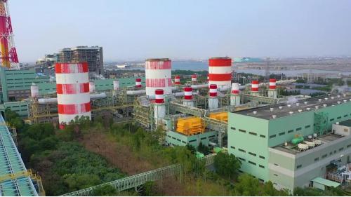&nbsp;1997年之後興達電廠增設五座燃氣複循環機組，裝置總容量為220萬瓩，主要燃料與先前4部機組不同為天然氣，皆由榮工處承建的永安天然氣接收站供應至此。