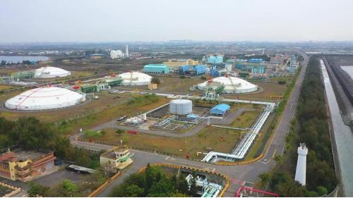 &nbsp;1997年之後興達電廠增設五座燃氣複循環機組，裝置總容量為220萬瓩，主要燃料與先前4部機組不同為天然氣，皆由榮工處承建的永安天然氣接收站供應至此。