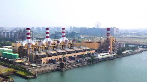 &nbsp;南部火力發電廠是位於高雄市前鎮區的天然氣火力發電廠，廠區面積17.5公頃，由台灣電力公司所有，全名為台灣電力公司南部發電廠，為臺灣現存唯一座落於都會區內的發電廠。