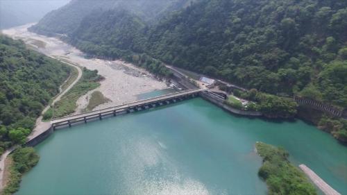 在天輪發電廠尾水出口下游約900公尺處興建馬鞍壩攔河堰，承接大甲溪上游其他電廠的發電尾水。
&nbsp;