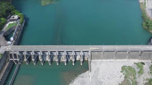 在天輪發電廠尾水出口下游約900公尺處興建馬鞍壩攔河堰，承接大甲溪上游其他電廠的發電尾水。
&nbsp;