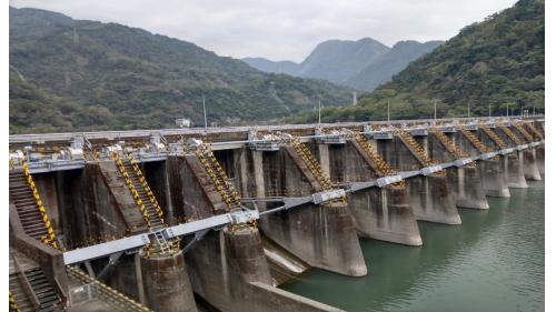 在天輪發電廠尾水出口下游約900公尺處興建馬鞍壩攔河堰，承接大甲溪上游其他電廠的發電尾水。
&nbsp;
&nbsp;
&nbsp;
&nbsp;