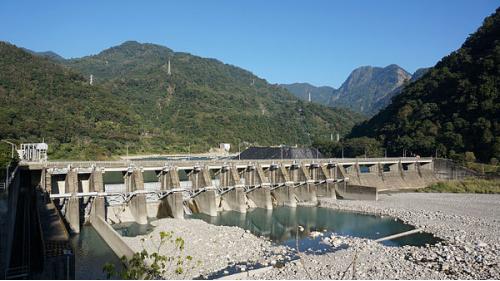 在天輪發電廠尾水出口下游約900公尺處興建馬鞍壩攔河堰，承接大甲溪上游其他電廠的發電尾水。
&nbsp;