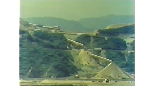 &nbsp;         填築最大的問題在於運輸，因為原有道路過於狹窄，交通已非常擁擠，如果每天再增加兩千車次的運土車輛，現有道路必將堵塞無法通行。因此榮工處自行設計一條長程巨型輸送帶，直接將土方送到海邊。