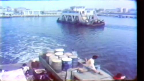 為了擴大吞吐量配合繁榮的港區運輸，1968年起，在旗津與高雄之間開闢了新的第二港口，充份發揮了港埠機能，但是卻把原來與高雄市區相連的旗津，隔離成為孤島，只能依賴渡輪維持對外的交通。
&nbsp;