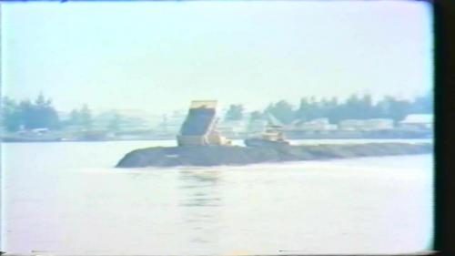 過港隧道於1981年5月13號開工，在小港渡船廠附近有一座巨大乾塢，存放用來製作過港隧道的六節預鑄沉埋管。
&nbsp;