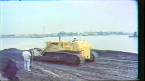 過港隧道於1981年5月13號開工，在小港渡船廠附近有一座巨大乾塢，存放用來製作過港隧道的六節預鑄沉埋管。
&nbsp;