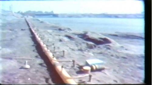 過港隧道於1981年5月13號開工，在小港渡船廠附近有一座巨大乾塢，存放用來製作過港隧道的六節預鑄沉埋管。施工單位推土築堤建成圍堰並打設鋼板樁，在圍堰內側邊坡再打設三排點井，降低地下的水位，使乾塢完全乾燥。
&nbsp;