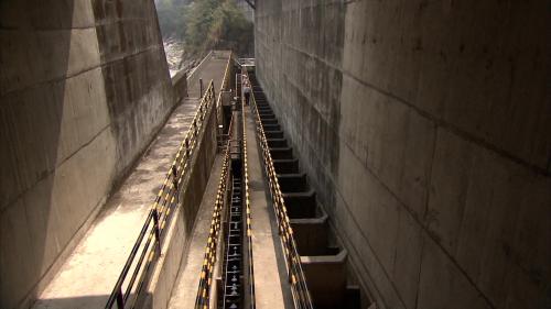 為了減少對環境的衝擊，台電在建設馬鞍電廠時，與東勢生態環境維護協會及國內相關學術研究機構合作，共同擬定「大甲溪生態保育復育整體計畫」，在馬鞍壩設置多階層低落差的連續池魚梯。
&nbsp;