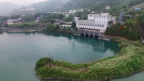 馬鞍電廠取水口在馬鞍壩體上游右側，經過7.5公里壓力隧道引水。電廠內設置兩部水輪發電機組，總裝置容量133.5MW‭。
&nbsp;