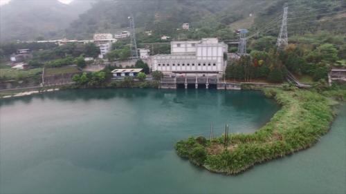 馬鞍電廠取水口在馬鞍壩體上游右側，經過7.5公里壓力隧道引水。電廠內設置兩部水輪發電機組，總裝置容量133.5MW‭。
&nbsp;