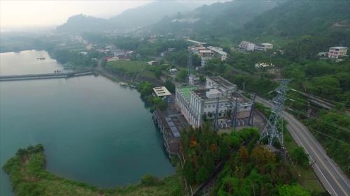 馬鞍電廠內設置有豎軸法蘭西斯式水輪發電機兩部，每部設計流量為每秒72.25 立方公尺，設計水頭為 106 公尺。總裝置容量達133.47MW，年發電量約 4 億度。
&nbsp;