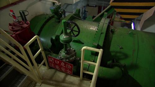 ∮6.0～5.6M,長 351.96 公尺，傾角 48&deg;分流管各長 28 公尺，內徑 3.6～3.0公尺。設計水頭：106.85 公尺。
&nbsp;