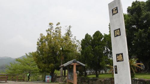 始建於1974年，啟用於1977年，位在大甲溪下游，屬於臺中市境內，南岸屬石岡區，北岸為東勢區，流域面積1,061平方公里。
&nbsp;
