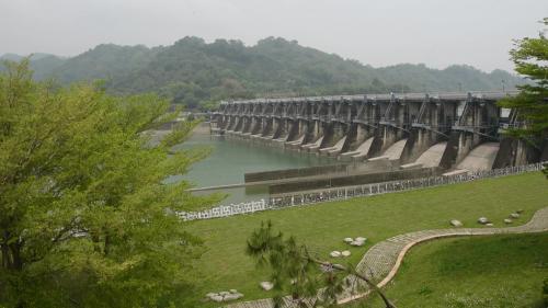 始建於1974年，啟用於1977年，位在大甲溪下游，屬於臺中市境內，南岸屬石岡區，北岸為東勢區，流域面積1,061平方公里。
