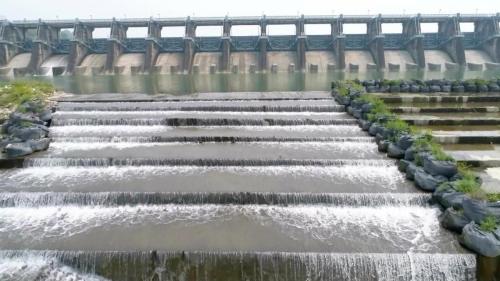 始建於1974年，啟用於1977年，位在大甲溪下游，屬於臺中市境內，南岸屬石岡區，北岸為東勢區，流域面積1,061平方公里。
&nbsp;