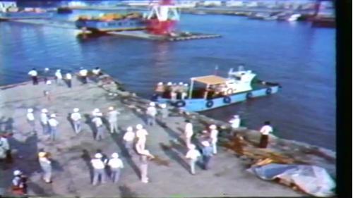 過港隧道第一次的沉埋管海上拖放作業是於1983年7月31日展開，滿載著大家的祝福與期盼，四條拖船各拖住近2萬500噸沉埋管的一角，浩浩蕩蕩的形成了一幅壯觀的畫面。
&nbsp;