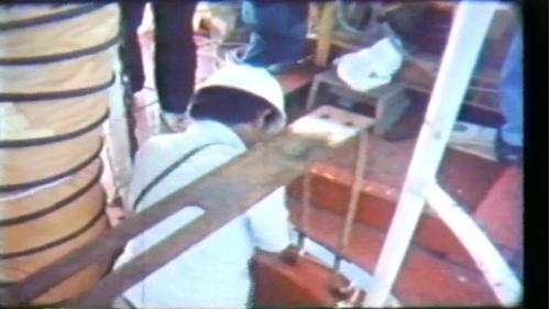 當沉埋管被拖至與先前沉埋管距離約5公尺處，並伸出垂直千斤頂，從指揮塔上預先留置的人孔通道，爬入沉埋管內加灌壓艙水，直到負浮力達到200噸至400噸左右，再把距離拉近到1.5到2公尺。
&nbsp;